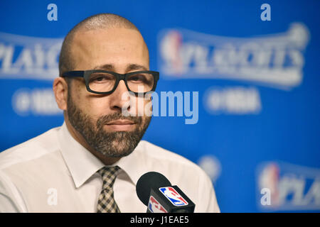 Memphis, TN, USA. Apr 20, 2017. Memphis Grizzlies coach David Fizdale lors des entrevues d'après match après avoir remporté un match NBA contre les San Antonio Spurs au FedEx Forum de Memphis, TN. Memphis a remporté 105-94. Credit : csm/Alamy Live News Banque D'Images