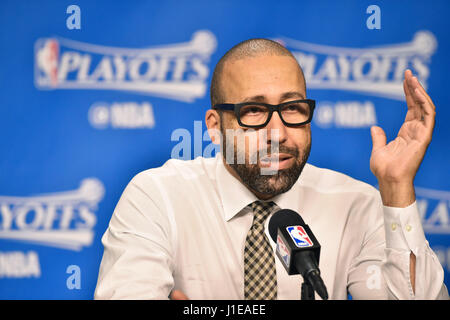 Memphis, TN, USA. Apr 20, 2017. Memphis Grizzlies coach David Fizdale lors des entrevues d'après match après avoir remporté un match NBA contre les San Antonio Spurs au FedEx Forum de Memphis, TN. Memphis a remporté 105-94. Credit : csm/Alamy Live News Banque D'Images