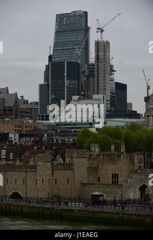 Londres, Royaume-Uni. 21 avril 2017. Matin gris et doux lors de la London l'heure de pointe. Credit : Malcolm Park/Alamy Live News. Banque D'Images