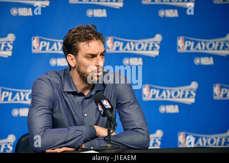 Memphis, TN, USA. Apr 20, 2017. Centre de San Antonio Spurs Pau Gasol répond aux questions lors d'une interview d'après match après un match NBA contre les Memphis Grizzlies au FedEx Forum de Memphis, TN. Memphis a remporté 105-94. Credit : csm/Alamy Live News Banque D'Images