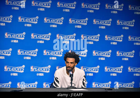 Memphis, TN, USA. Apr 20, 2017. Memphis Grizzlies guard Mike Conley répond aux questions lors d'une interview d'après match après avoir gagné un match NBA contre les San Antonio Spurs au FedEx Forum de Memphis, TN. Memphis a remporté 105-94. Credit : csm/Alamy Live News Banque D'Images