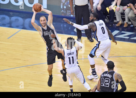 Memphis, TN, USA. Apr 20, 2017. San Antonio Spurs Ginobili Mano garde (20) a l'air de faire une passe au-delà d'un Memphis Grizzlies humains au cours du deuxième trimestre d'un match de NBA au FedEx Forum de Memphis, TN. Memphis a remporté 105-94. Credit : csm/Alamy Live News Banque D'Images