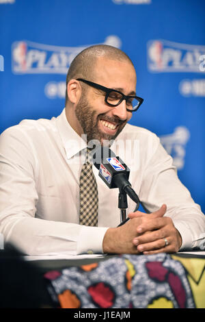 Memphis, TN, USA. Apr 20, 2017. Memphis Grizzlies coach David Fizdale sourit tout en répondant à des questions au cours des entrevues d'après match après avoir remporté un match NBA contre les San Antonio Spurs au FedEx Forum de Memphis, TN. Memphis a remporté 105-94. Credit : csm/Alamy Live News Banque D'Images