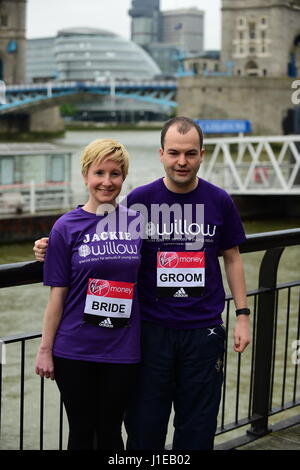 Tower Hotel, Londres UK. 21 avril 2017. Porteur spécial photocall à l'extérieur Tower Hotel. Photo : mariée à être Jackie Scully et le Marié Duncan Sloan, d'être mariés le jour de Marathon à la Cutty Sark. Credit : Malcolm Park/Alamy Live News. Banque D'Images