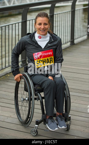 Tower Hotel, Londres UK. 21 avril 2017. Les athlètes en fauteuil roulant d'élite photocall à l'extérieur Tower Hotel. Photo : Manuela Schar, Swiss en fauteuil roulant. Credit : Malcolm Park/Alamy Live News. Banque D'Images