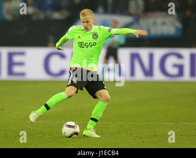 Gelsenkirchen, Allemagne. Apr 20, 2017. L'UEFA Europa League, demi-finale 2ème jambe, FC Schalke 04 vs Ajax Amsterdam : Amélie van de Beek (Ajax) contrôle la balle. Credit : Juergen Schwarz/Alamy Live News Banque D'Images