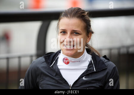 London,UK,21 avril 2017,athlète en fauteuil roulant d'Élite Manuela Schar assiste à un photocall par Tower Bridge à Londres avant de la Vierge Argent Marathon de Londres le dimanche 23 avril 2017©Keith Larby/Alamy Live News Banque D'Images