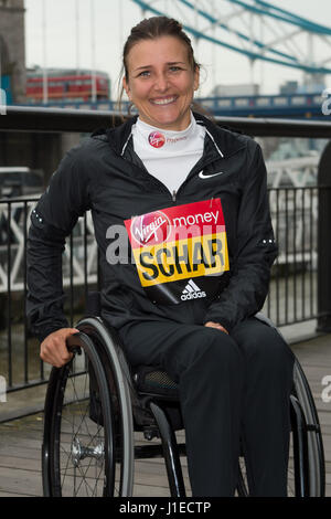 Londres, Royaume-Uni. Apr 21, 2017. Manuela Schar participant à l'appel pour les athlètes en fauteuil roulant photo Marathon de Londres près de Tower Bridge, Londres. Credit : Alan D'Ouest/Alamy Live News Banque D'Images