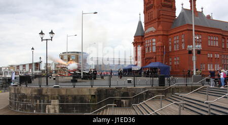 Une petite foule regarde une salve de 21 coups d'avoir lieu en l'honneur de Sa Majesté la Reine Elizabeth II, l'anniversaire de l'extérieur du bâtiment, Pierhead Assemblée nationale du Pays de Galles, la baie de Cardiff, Pays de Galles, Royaume-Uni. 21 avril 2017 Banque D'Images