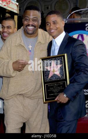 Los Angeles, CA, USA. Apr 20, 2017. Cuba Gooding Sr, Cuba Gooding Jr, à Cuba Gooding Jr. (cérémonie pour étoile sur le Hollywood Walk of Fame pour Cuba Gooding Jr., le 17 janvier 2002) Rétrospective Rétrospective pour Cuba Gooding Sr., in memoriam, Los Angeles, CA, 20 avril 2017. Credit : Priscilla Grant/Everett Collection/Alamy Live News Banque D'Images