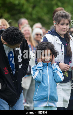 Windsor, Royaume-Uni. 21 avril, 2017. Un enfant tient ses oreilles comme cannon sont licenciés pour la traditionnelle salve de 21 coups sur la longue promenade près du château de Windsor à Windsor Great Park pour le 91e anniversaire de la Reine. Une invitation spéciale est délivré aux enfants pour aider à célébrer l'anniversaire de la Reine. L'anniversaire officiel de la Reine est célébré le 11 juin. Credit : Mark Kerrison/Alamy Live News Banque D'Images