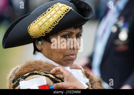 Windsor, Royaume-Uni. 21 avril, 2017. Le maire de le Royal Borough of Windsor and Maidenhead, Cllr Sayonara Luxton, porte des bouchons d'oreille, en préparation pour les tirs de canon pour la traditionnelle salve de 21 coups sur la longue promenade près du château de Windsor à Windsor Great Park pour le 91e anniversaire de la Reine. Credit : Mark Kerrison/Alamy Live News Banque D'Images