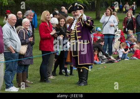 Windsor, Royaume-Uni. 21 avril, 2017. Chris Brown, crieur officiel du Royal Borough of Windsor and Maidenhead, parle au public avant les tirs de canon pour la traditionnelle salve de 21 coups sur la longue promenade près du château de Windsor à Windsor Great Park pour le 91e anniversaire de la Reine. Credit : Mark Kerrison/Alamy Live News Banque D'Images