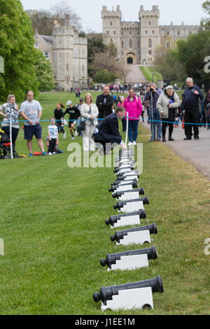 Windsor, Royaume-Uni. 21 avril, 2017. Cannon sont préparés pour la traditionnelle salve de 21 coups sur la longue promenade près du château de Windsor à Windsor Great Park pour le 91e anniversaire de la Reine. L'anniversaire officiel de la Reine est célébré le 11 juin. Credit : Mark Kerrison/Alamy Live News Banque D'Images