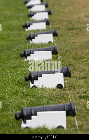 Windsor, Royaume-Uni. 21 avril, 2017. Cannon sont préparés pour la traditionnelle salve de 21 coups sur la longue promenade près du château de Windsor à Windsor Great Park pour le 91e anniversaire de la Reine. L'anniversaire officiel de la Reine est célébré le 11 juin. Credit : Mark Kerrison/Alamy Live News Banque D'Images