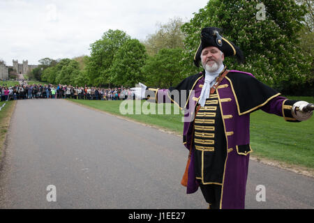 Windsor, Royaume-Uni. 21 avril, 2017. Chris Brown, crieur officiel du Royal Borough of Windsor and Maidenhead, invite le public à chanter "Joyeux Anniversaire" à la Reine de l'avant de la traditionnelle salve de 21 coups sur la longue promenade près du château de Windsor à Windsor Great Park. Credit : Mark Kerrison/Alamy Live News Banque D'Images