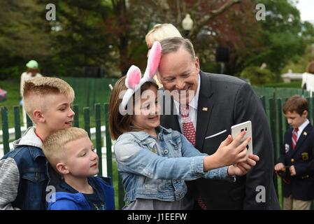 Secrétaire de presse de la Maison Blanche Sean Spicer selfies pose pour une avec des enfants au cours de l'assemblée annuelle aux Œufs de Pâques à la Maison Blanche le 17 avril 2017 à Washington, D.C. Banque D'Images