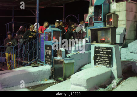 SAFED, Israël - Octobre 02, 2014 : Hommes Juifs prier Selichot (demande de pardon) à la tombe du ARI (Rabbi Isaac Louria), à Yom Kippour veille, dans Banque D'Images