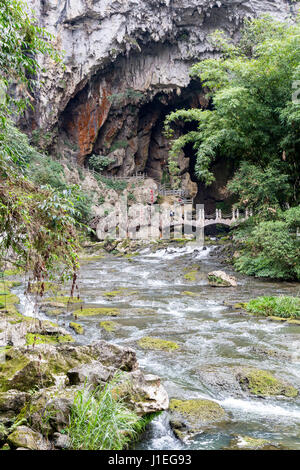 Chine, Guizhou, Dragon Palace Scenic Area. Grotte de calcaire de l'approche. Banque D'Images