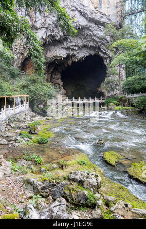 Chine, Guizhou, Dragon Palace Scenic Area. Grotte de calcaire de l'approche. Banque D'Images