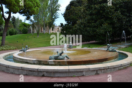 Vue de la sculpture nommée à l'Els Quatre Angelots jardins Joan Maragall à Barcelone, Espagne Banque D'Images