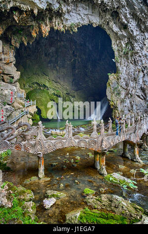 Chine, Guizhou, Dragon Palace Scenic Area. Cascade grotte creusée par l'intérieur du karst calcaire. Banque D'Images