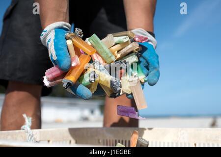 Les bénévoles du Programme de débris marins NOAA ramasser les débris marins et en plastique s'est échoué le 23 avril 2016 dans l'atoll de Midway National Wildlife Refuge. Les débris marins NOAA Programme supprime des milliers de livres de refuser chaque année de l'archipel. Banque D'Images