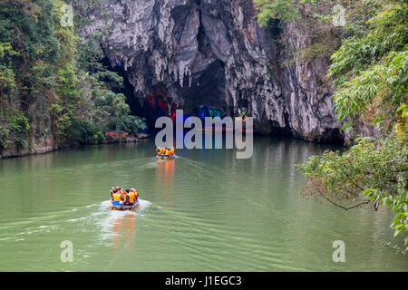 Chine, Guizhou, Dragon Palace Scenic Area. Les touristes se dirigeant vers l'entrée. Banque D'Images