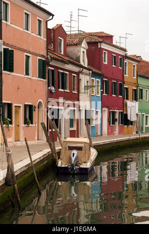 Maisons peintes de couleurs vives le long d'un canal sur l'île de Burano, Venise Italie Banque D'Images