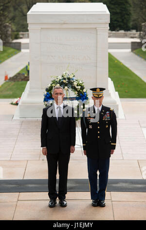 Le Secrétaire général de l'OTAN, Jens Stoltenberg (à gauche) et de l'armée américaine ancien commandant du régiment garde Jason Garkey posent devant le Cimetière National d'Arlington tombe du Soldat inconnu après une cérémonie de dépôt le 12 avril 2017 à Arlington, en Virginie. (Photo par Rachel Larue /US Army par Planetpix) Banque D'Images