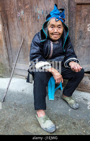 Huanggang, Guizhou, en Chine. Femme âgée dans un village ethnique. Banque D'Images