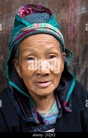 Huanggang, Guizhou, en Chine. Femme âgée dans un village ethnique. Banque D'Images