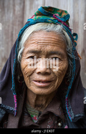 Huanggang, Guizhou, en Chine. Personnes âgées Femme Dong Dong dans un village ethnique. Banque D'Images