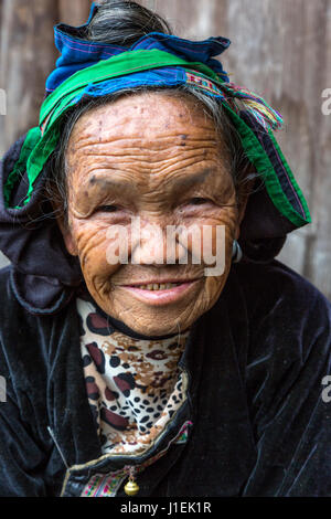 Huanggang, Guizhou, en Chine. Personnes âgées Femme Dong Dong dans un village ethnique. Banque D'Images