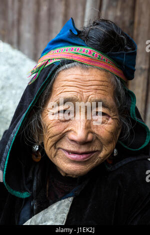 Huanggang, Guizhou, en Chine. Personnes âgées Femme Dong Dong dans un village ethnique. Banque D'Images