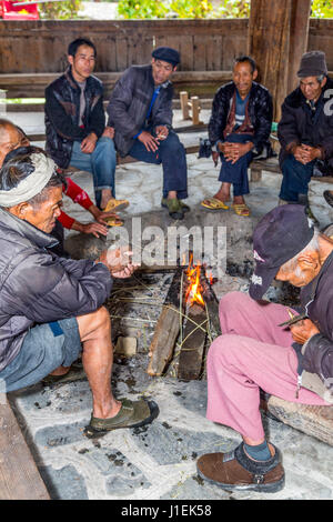 Huanggang, Guizhou, en Chine. Un village ethnique. Les hommes réunis dans une tour du tambour. Banque D'Images