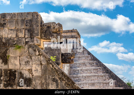 Vue de la plate-forme de Vénus avec la Pyramide de Kukulcan visible à l'arrière-plan dans les ruines de Chichen Itza au Mexique Banque D'Images