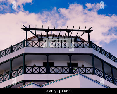 Villa espagnole, Tenerife/Spain-March 31, 2016 : une villa typique espagnole avec de belles lignes lumineuses qui sont propres et situé en face d'un ciel bleu clair. Banque D'Images