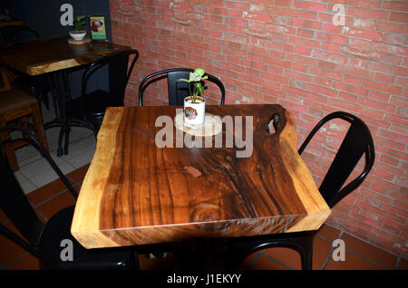 Coupé d'un large tronc d'arbre et utilisé ici dans un restaurant à Georgetown, Malaisie Banque D'Images