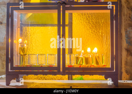 Menorah traditionnelle (Hanouca) avec de l'huile d'olive des bougies, dans le quartier juif, dans la région de Safed (Tzfat), Israël Banque D'Images