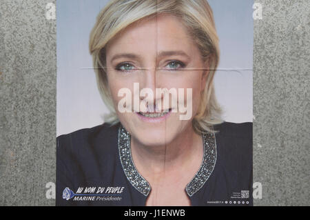 Marine Le Pen, leader du Front National. Affiche de campagne défiguré par l'adjonction d'une moustache d'Hitler. Élection présidentielle française de 2017. France Banque D'Images