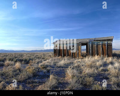 Un bâtiment en bois abandonnés dans une vallée vide dans le sud de l'Utah. Banque D'Images