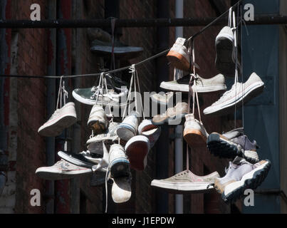 Chaussures jetées ballants au-dessus d'une ruelle du centre-ville de Melbourne Banque D'Images