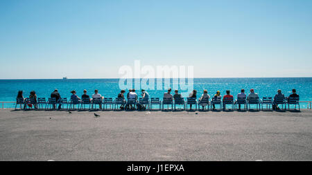 Des gens assis sur le front de mer Nice France Banque D'Images