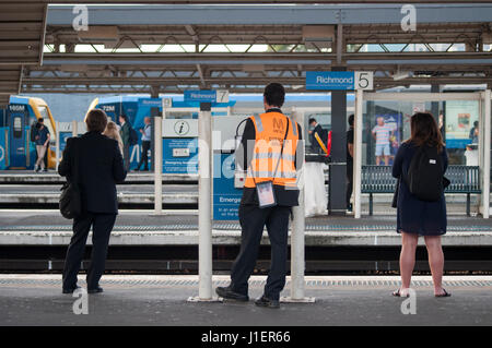 Le personnel des chemins de fer et des navetteurs sur une plate-forme à la gare de Richmond, à Melbourne, Australie Banque D'Images