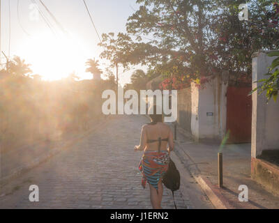 Femme marche au coucher du soleil à Buzios, Brésil Banque D'Images