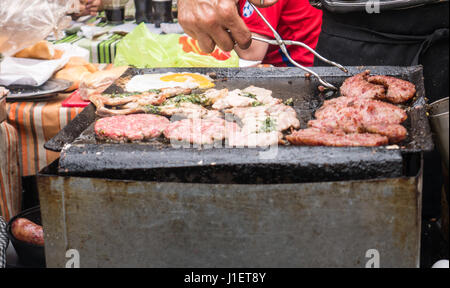 L'alimentation de rue, un Choripan en préparation à La Boca de Buenos Aires en Argentine Banque D'Images