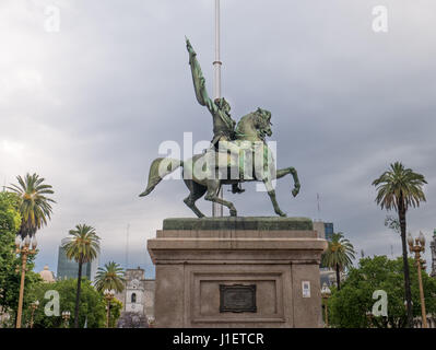 General Belgrano monument situé en face de la Casa Rosada (Maison Rose) Buenos Aires Argentine.La Casa Rosada est le siège officiel de l'exécutif du t Banque D'Images