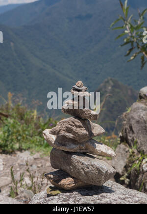 Le zen et l'énergie de la Terre piramid de pierre sur la montagne de Machu Picchu, Pérou Banque D'Images