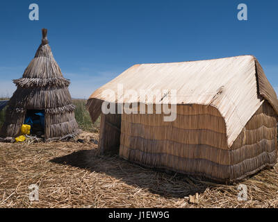 Vue de l'Uros reed flottante avec des bateaux des îles du lac Titicaca, mystérieux, région de Puno, Pérou Banque D'Images